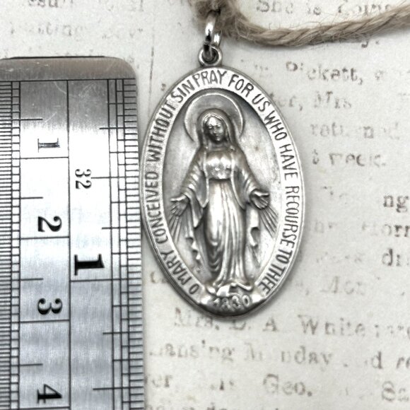 Vintage 1950s Virgin Mary Miraculous Religious Medal Pendant Catholic Silver - Picture 8 of 9